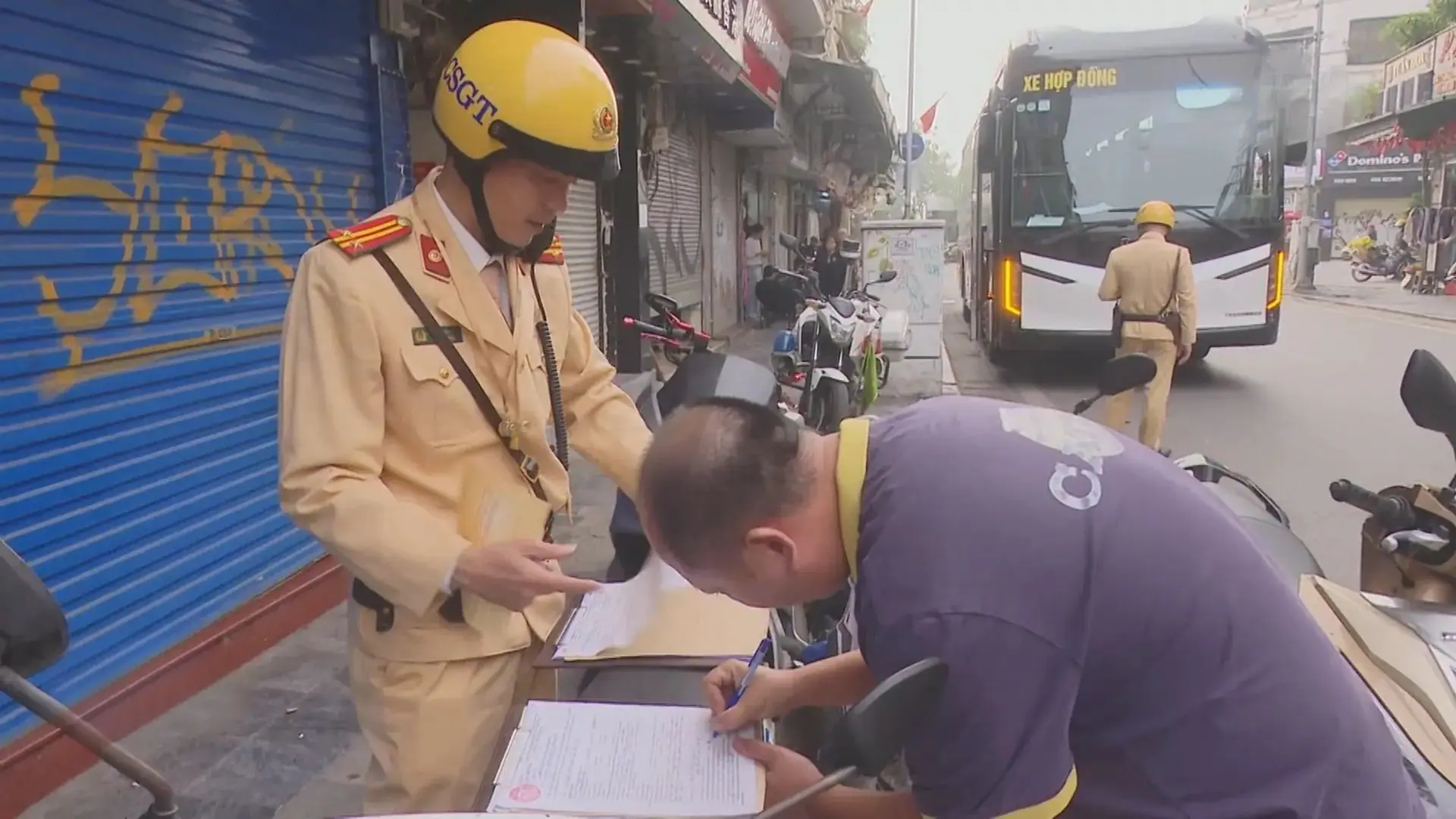 Xử lý xe khách vi phạm để giữ trật tự phố cổ